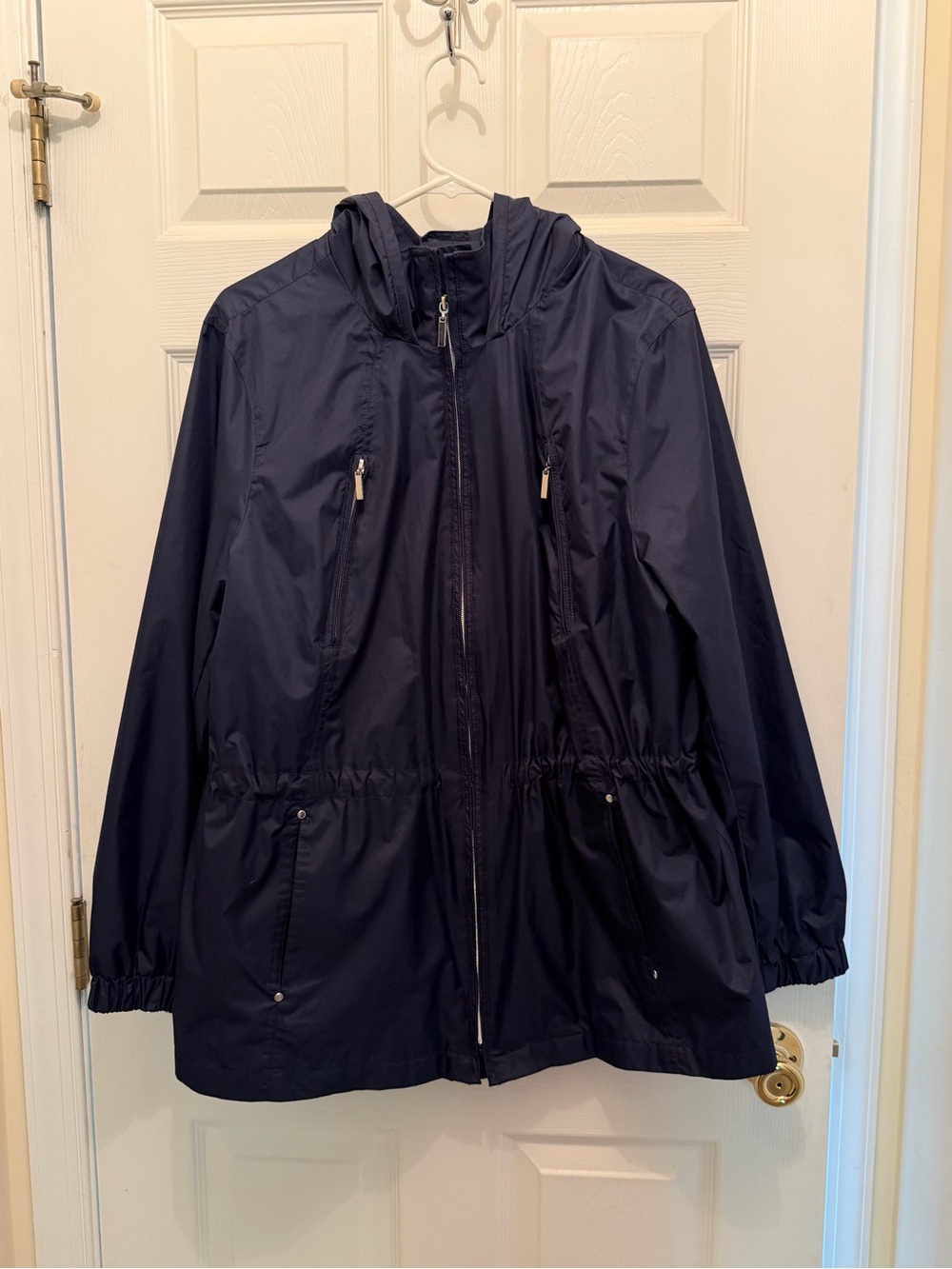 Lightweight Hooded rain coat in Navy